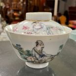 A CHINESE PORCELAIN FOOTED BOWL AND COVER, LATE 19TH / EARLY 20TH CENTURY, WITH POLYCHROME ENAMEL
