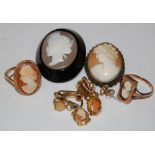 A GROUP OF CAMEO SET JEWELLERY TO INCLUDE A 9CT GOLD RING, A YELLOW METAL RING STAMPED '9CT', TWO