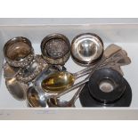 A COLLECTION OF SILVER TO INCLUDE SIX ASSORTED SPIRITS LABELS, PAIR OF GLASGOW SILVER TEASPOONS, A