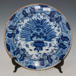A LATE 18TH / EARLY 19TH CENTURY BLUE AND WHITE DELFT POTTERY CHARGER, 33CM DIAMETER