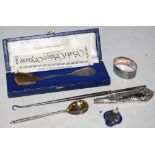 A COLLECTION OF SILVER TO INCLUDE A CASED SHEFFIELD SILVER JUBILEE SPOON, JUNE 1977, LIMITED EDITION