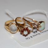 THREE ASSORTED DRESS RINGS TO INCLUDE A YELLOW METAL SINGLE STONE MOONSTONE CABOCHON RING STAMPED