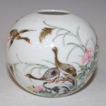 A CHINESE PORCELAIN OVIFORM VASE WITH ENAMEL DECORATION OF THREE GEESE AND PEONY, EARLY 20TH