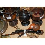 A COLLECTION OF TREEN AND HORN TO INCLUDE A PAIR OF TURNED GOBLETS, A TURNED JAR AND COVER, ASSORTED
