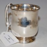 A SHEFFIELD SILVER CHRISTENING MUG ENGRAVED WITH INITIALS, 3.2 TROY OZ