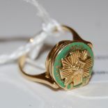 A VINTAGE YELLOW METAL AND GREEN ENAMEL QUEENS BODY GUARD ROYAL COMPANY OF ARCHERS RING, STAMPED '