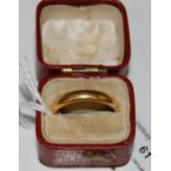 A 22CT GOLD WEDDING RING, RING SIZE 'Q', 5.1 GRAMS