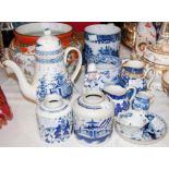 A COLLECTION OF 18TH CENTURY AND LATER BLUE AND WHITE ENGLISH CERAMICS TO INCLUDE A PEARL WARE