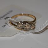 A YELLOW AND WHITE METAL 3 STONE DIAMOND RING STAMPED '18CT, PLAT', RING SIZE 'P'