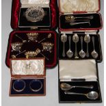 SIX CASED SETS OF SILVER WARE TO INCLUDE A CASED SET OF FOUR SHEFFIELD SILVER GILT SALTS AND SPOONS,