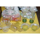 A GROUP OF GLASSWARE TO INCLUDE TWO VASELINE GLASS BUD VASES, TWO VASELINE GLASS FOOTED DISHES, A