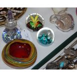 A COLLECTION OF GLASSWARE TO INCLUDE THREE ASSORTED PAPERWEIGHTS, A MILLEFIORI GROUND INK BOTTLE