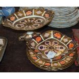 A COLLECTION OF ROYAL CROWN DERBY IMARI PATTERN CERAMICS TO INCLUDE THREE PLATES, A LOZENGE SHAPED
