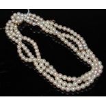 A VINTAGE TRIPLE STRAND PEARL CHOKER NECKLACE WITH 9CT GOLD CLASP