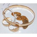 A GROUP OF 9CT GOLD TO INCLUDE BANGLE, PAIR OF CUFFLINKS AND TWO RINGS, 19.4 GRAMS