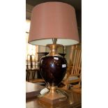 A BROWN AND GILT CERAMIC TABLE LAMP AND SHADE