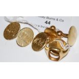 A PAIR OF 18CT GOLD OVAL CUFFLINKS, 7.9 GRAMS, AN 18CT GOLD SIGNET RING LACKING STONE, 3.8 GRAMS AND