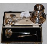 A COLLECTION OF SILVER TO INCLUDE A SHEFFIELD SILVER BABY'S SPOON AND PUSHER IN FITTED CASE, A