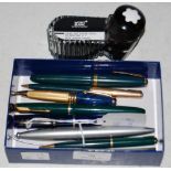 A COLLECTION OF PENS TO INCLUDE TWO GREEN PARKER DUOFOLD FOUNTAIN PENS, TWO PARKER PROPELLING