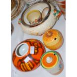 A GROUP OF MIXED STUDIO POTTERY TO INCLUDE A CLARICE CLIFF BIZARRE, CROCUS PATTERN PRESERVE JAR