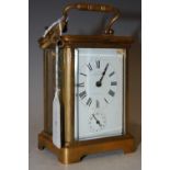 AN EARLY 20TH CENTURY CARRIAGE CLOCK WITH ALARM, THE BLACK AND WHITE ROMAN NUMERAL DIAL INSCRIBED '