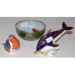 A ROYAL CROWN DERBY FIGURE OF A ROBIN, ANOTHER OF A DOLPHIN AND A CARLTON GREEN GROUND LUSTRE BOWL