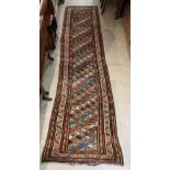 A LATE 19TH CENTURY / EARLY 20TH  CENTURY PERSIAN RUNNER, THE RECTANGULAR FIELD WITH DIAGONAL