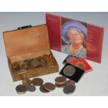 A ROYAL MINT QUEEN ELIZABETH THE QUEEN MOTHER CENTENARY CROWN, ASSORTED COMMEMORATIVE CROWNS AND A