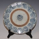 A CHINESE PORCELAIN BLUE AND WHITE CIRCULAR DISH DECORATED WITH STYLISED FLOWERS, INSCRIBED ON LABEL