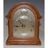 A VINTAGE MAHOGANY CASED MANTLE CLOCK BY 'ELLIOTT', INSCRIBED 'CAIRNCROSS, PERTH' WITH SILVERED