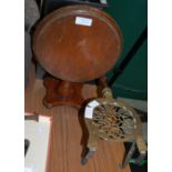 A 19TH CENTURY MAHOGANY APPRENTICE MADE SNAP TOP PEDESTAL TABLE TOGETHER WITH A BRASS TRIVET