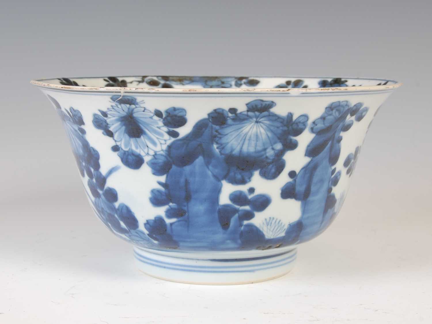 A Chinese porcelain blue and white bowl, Qing Dynasty, the exterior decorated with chrysanthemum, - Image 4 of 11