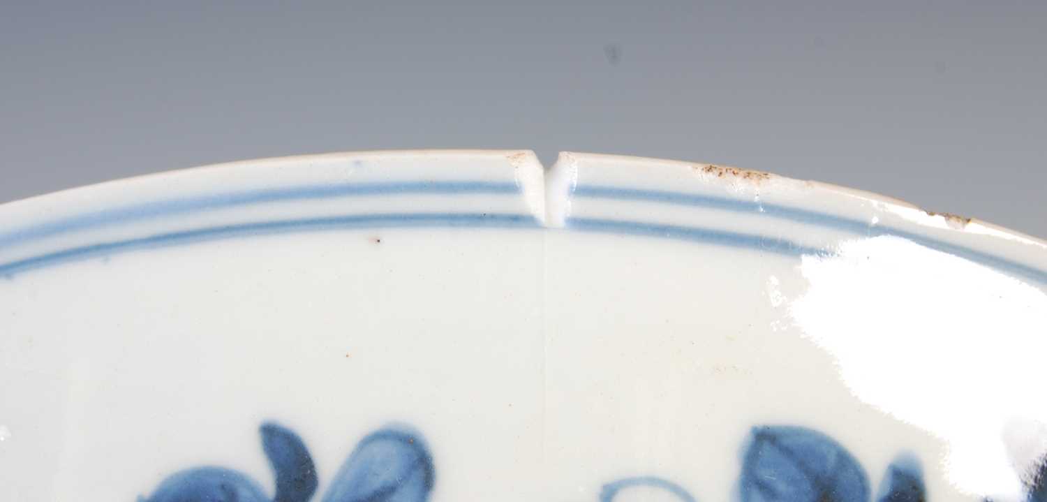 A Chinese porcelain blue and white bowl, Qing Dynasty, the exterior decorated with chrysanthemum, - Image 11 of 11