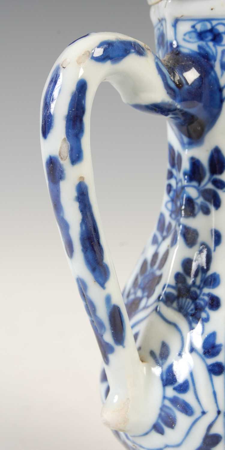 A Chinese porcelain blue and white hexagonal shaped ewer and cover, Qing Dynasty, decorated with - Image 5 of 9