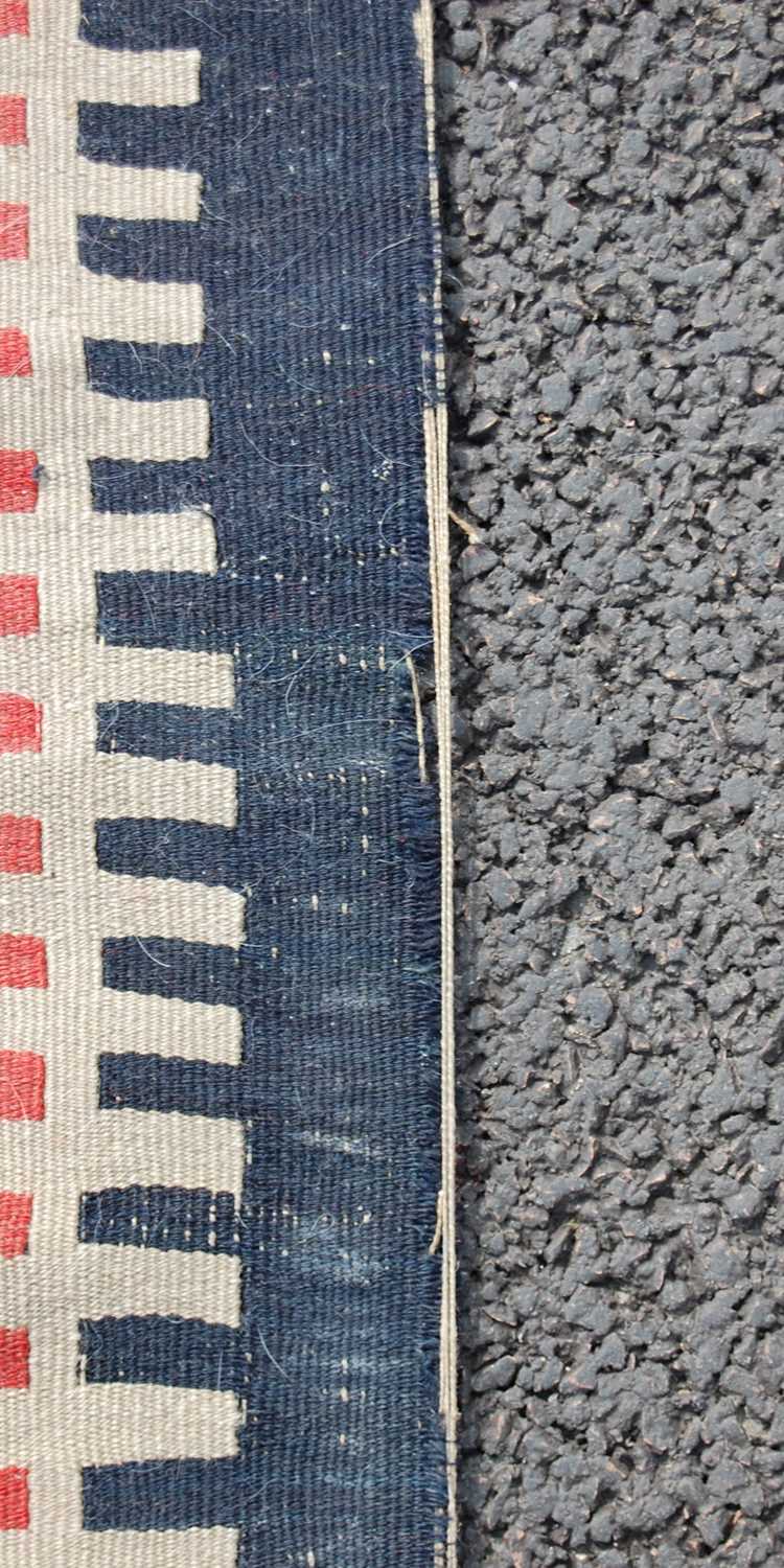 A blue ground kelim runner, decorated with rows of off-white, madder, ochre and green teeth shaped - Bild 6 aus 12