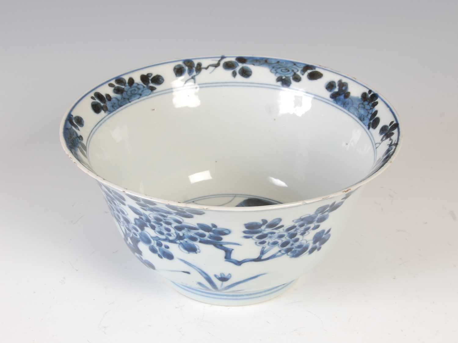 A Chinese porcelain blue and white bowl, Qing Dynasty, the exterior decorated with chrysanthemum,