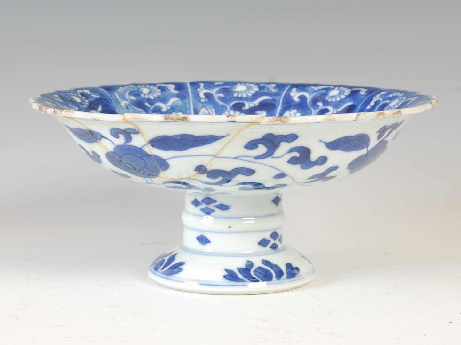 A Chinese porcelain blue and white tazza, Qing Dynasty, decorated with central roundel of bird - Image 8 of 11