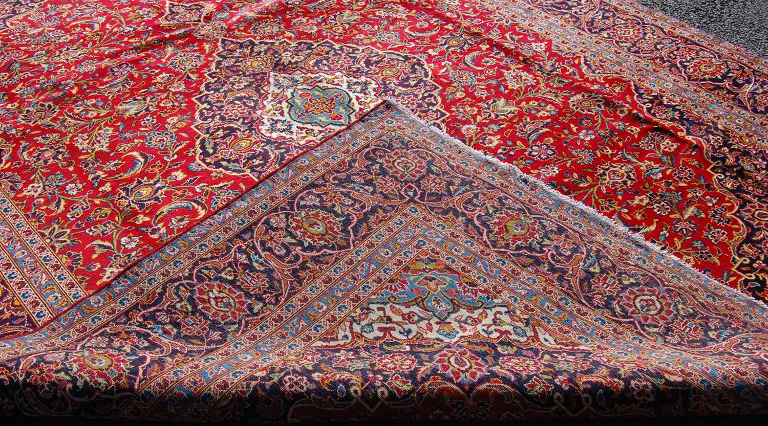 A Persian Kashan carpet, the rectangular field centred with a blue ground oval medallion within a - Bild 6 aus 10