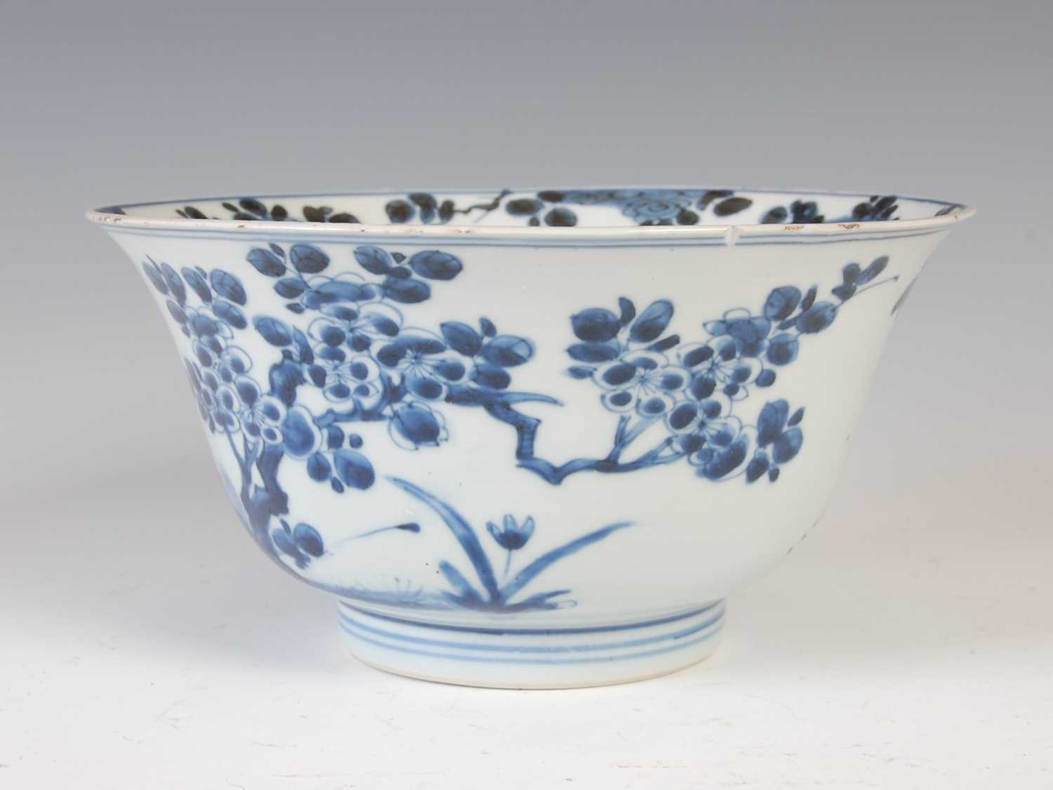 A Chinese porcelain blue and white bowl, Qing Dynasty, the exterior decorated with chrysanthemum, - Image 2 of 11