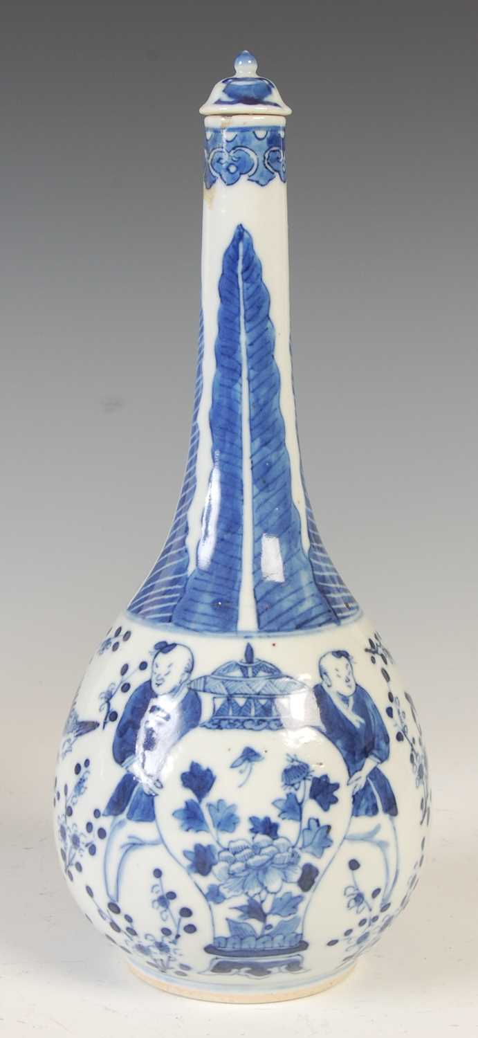 A pair of Chinese porcelain blue and white bottle vases and one cover, Qing Dynasty, decorated - Image 10 of 10