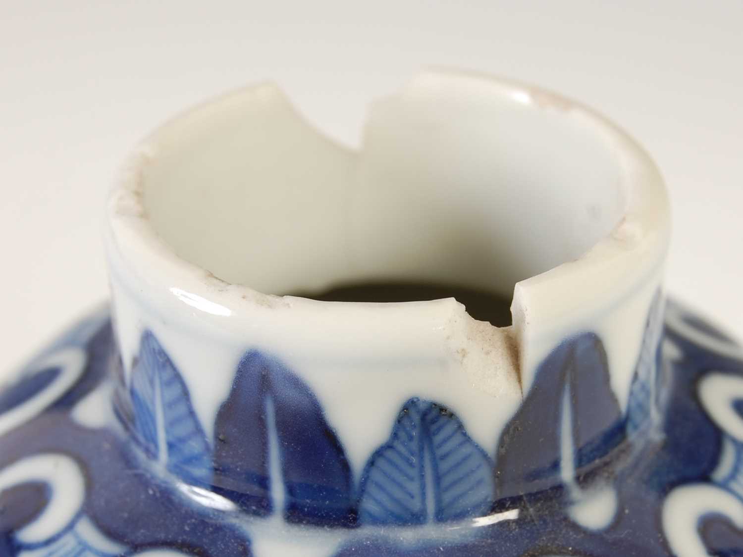 A Chinese porcelain blue and white jar and matched cover, Qing Dynasty, decorated with a pair of - Image 8 of 10