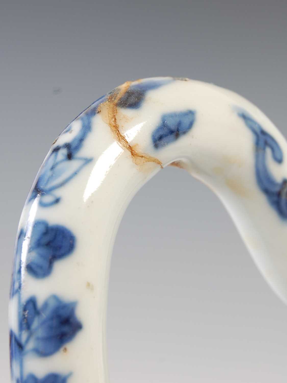 A Chinese porcelain blue and white jug, Qing Dynasty, decorated with three figures in a fenced - Image 6 of 10