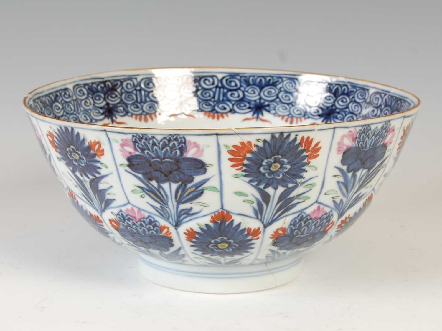 A Chinese porcelain blue and white tazza, Qing Dynasty, decorated with central roundel of bird - Image 2 of 11