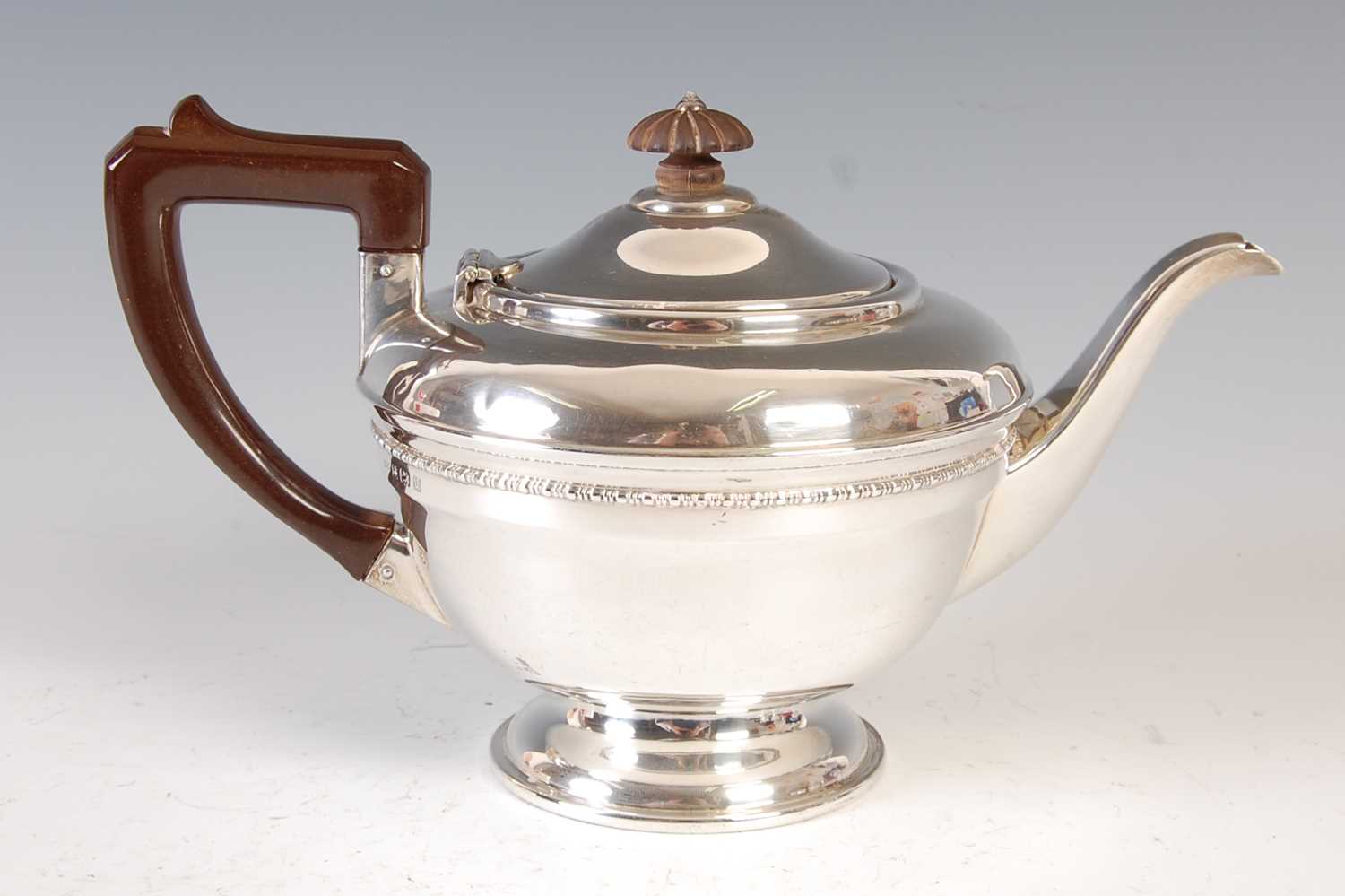 A George V three-piece silver tea set, Birmingham, 1933, makers mark of 'R&D', gross weight 19.6 - Image 3 of 15
