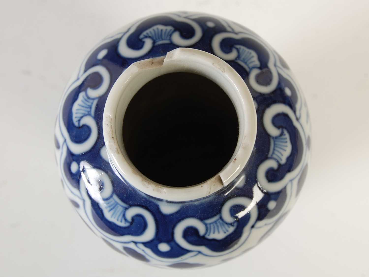 A Chinese porcelain blue and white jar and matched cover, Qing Dynasty, decorated with a pair of - Image 9 of 10