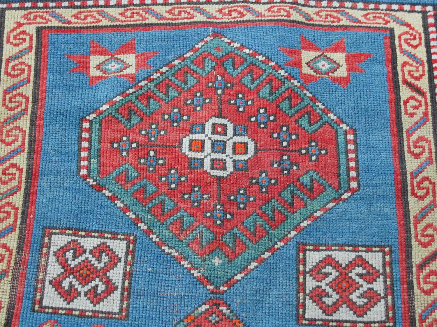 A Persian rug, early 20th century, the rectangular blue ground centred with four lozenge shaped - Bild 6 aus 7