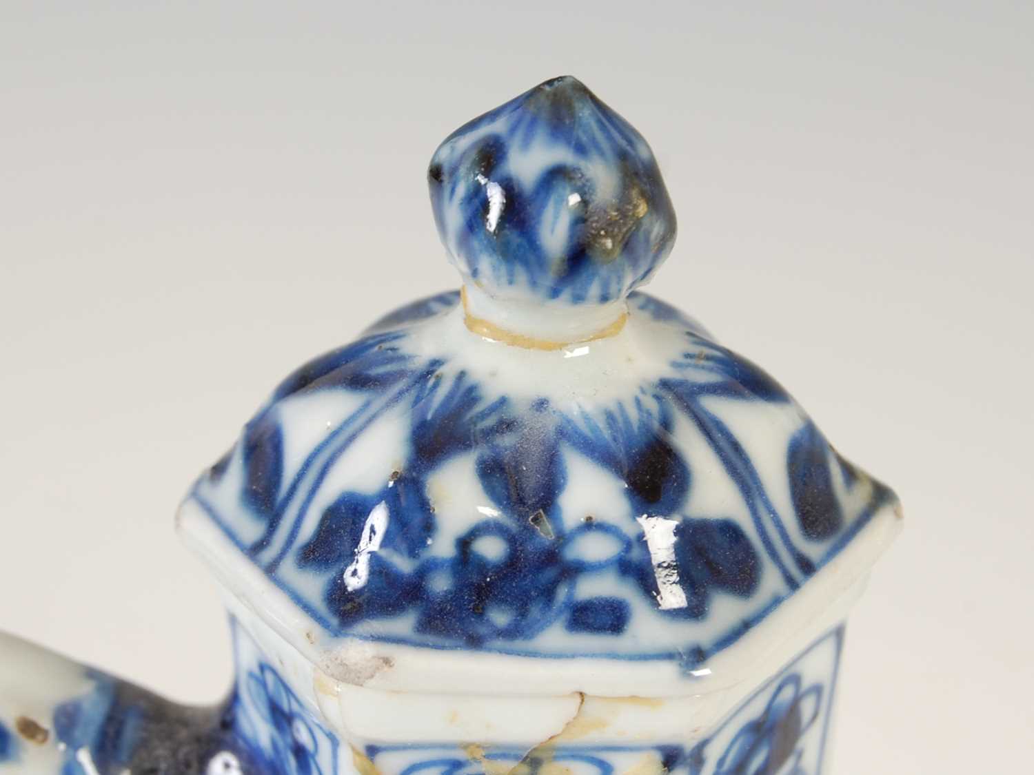 A Chinese porcelain blue and white hexagonal shaped ewer and cover, Qing Dynasty, decorated with - Image 7 of 9