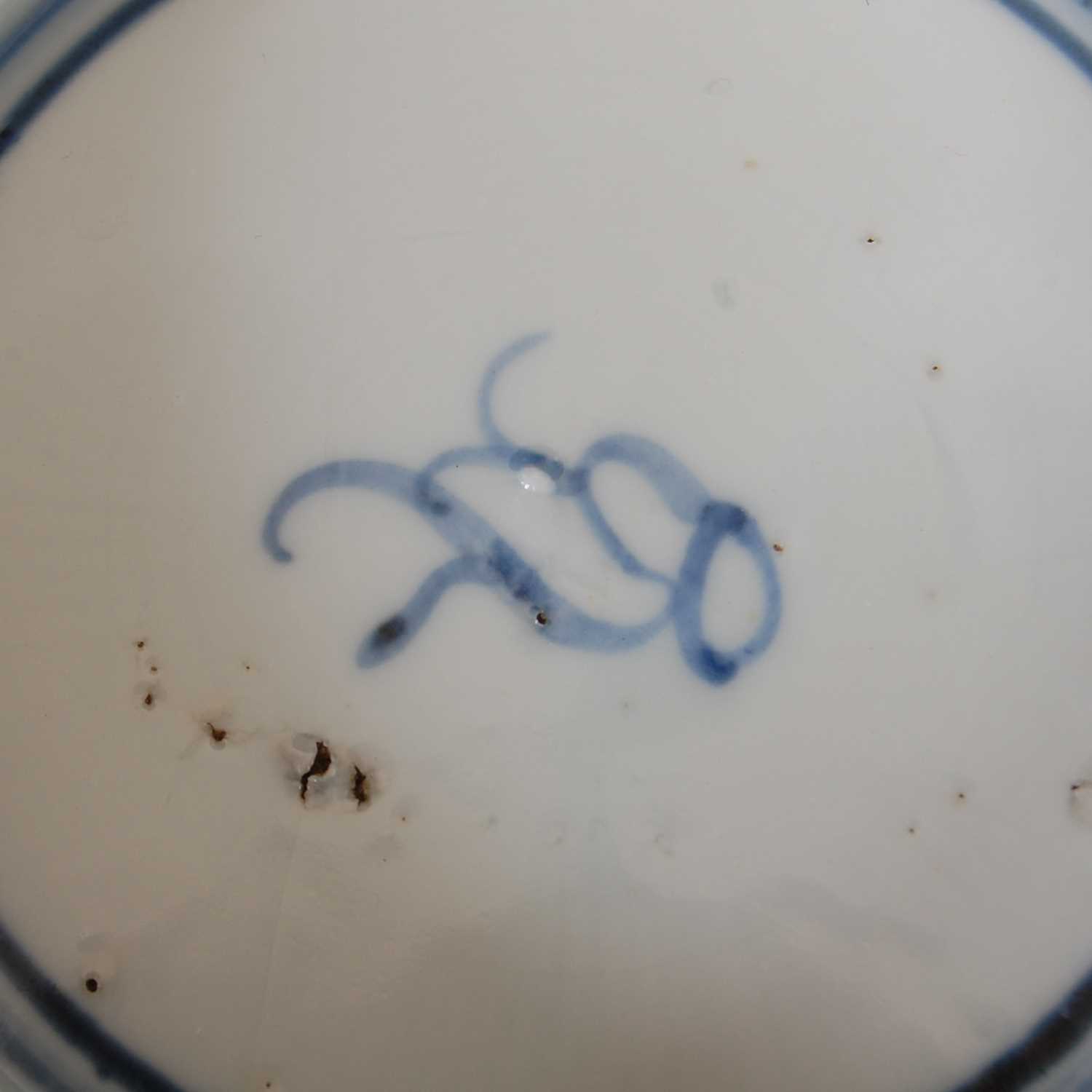 A Chinese porcelain blue and white bowl, Qing Dynasty, the exterior decorated with chrysanthemum, - Image 10 of 11