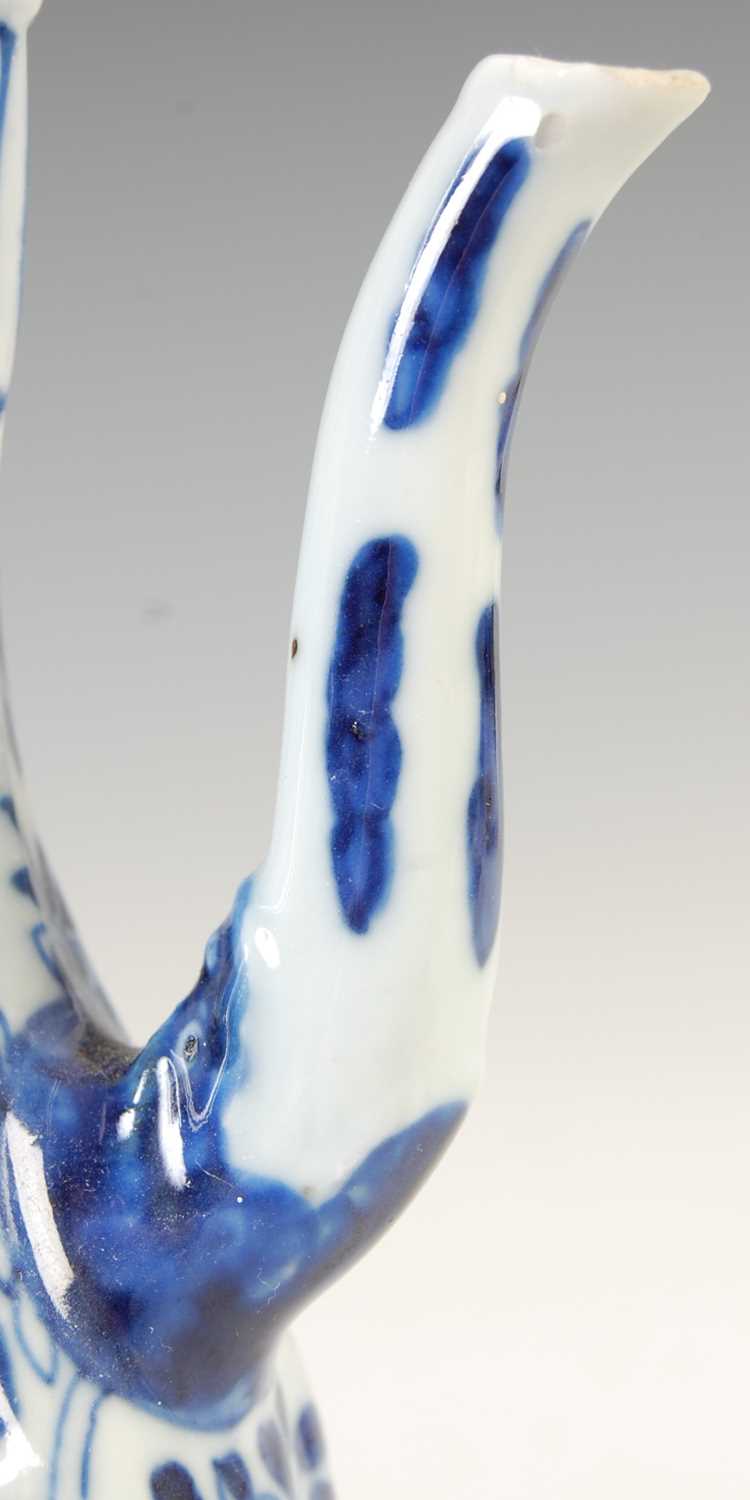 A Chinese porcelain blue and white hexagonal shaped ewer and cover, Qing Dynasty, decorated with - Image 6 of 9