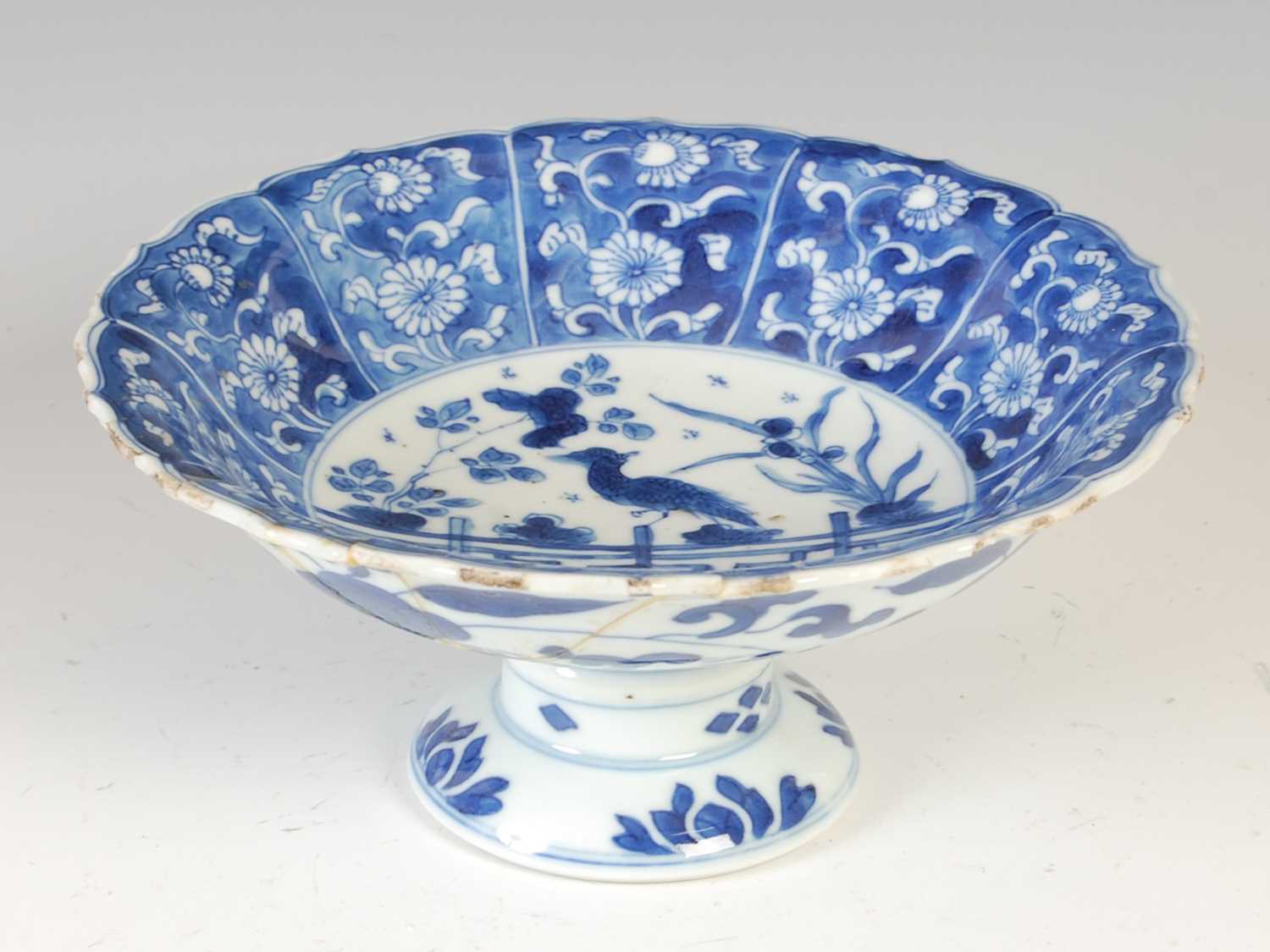 A Chinese porcelain blue and white tazza, Qing Dynasty, decorated with central roundel of bird - Image 7 of 11